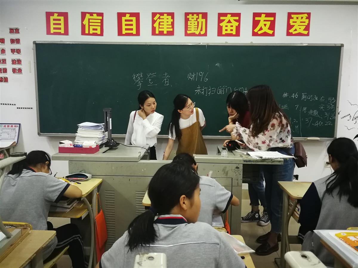 刘文俊老师带领参观晚自习.jpg