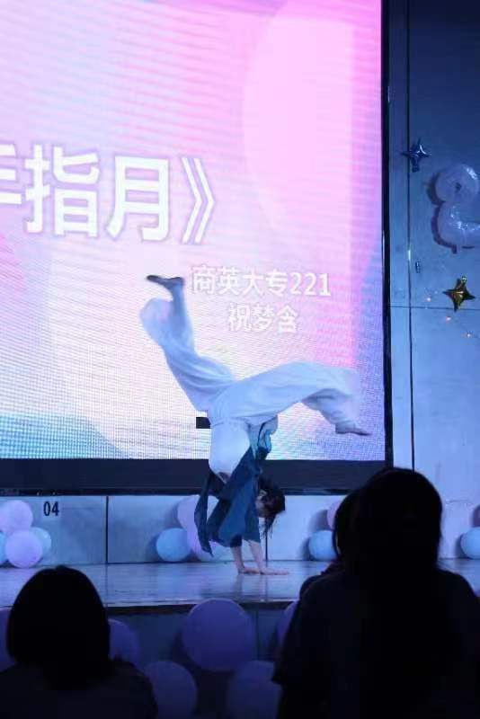 《左手指月》.jpg