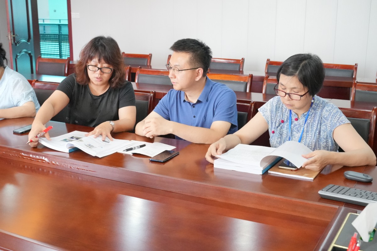 校本教材评审会3.jpg