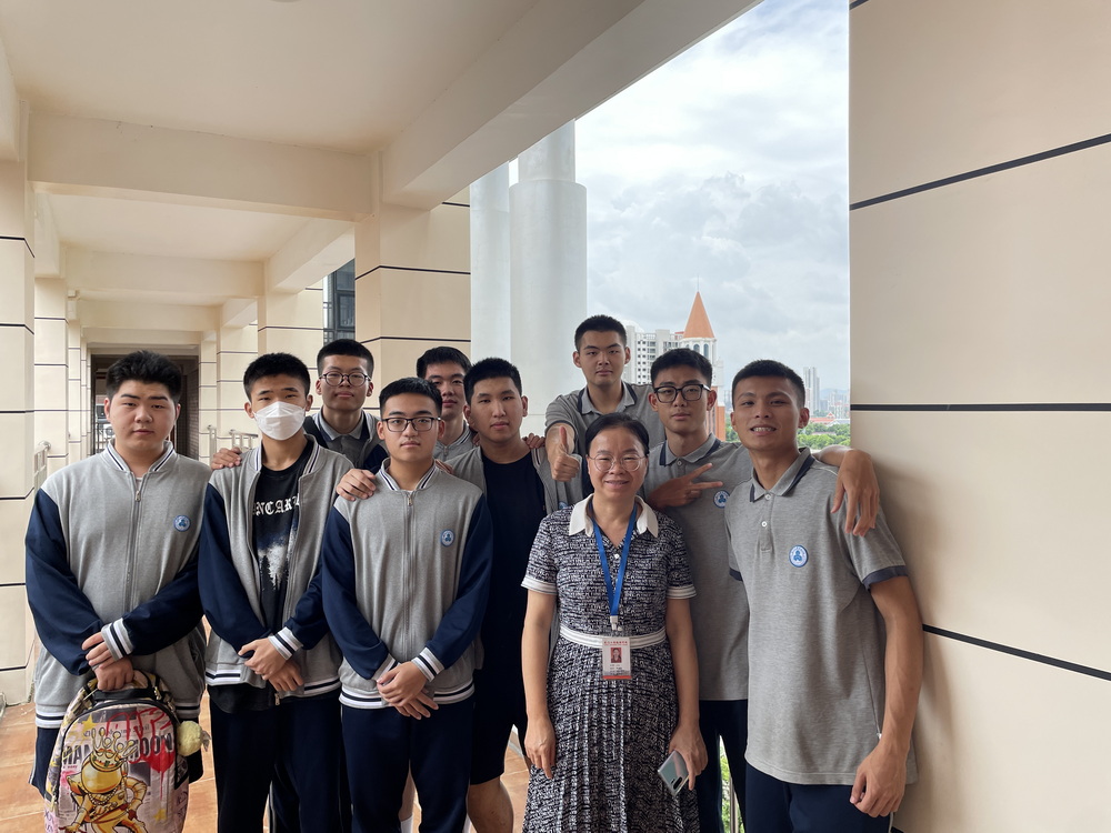 与学生在一起.jpg