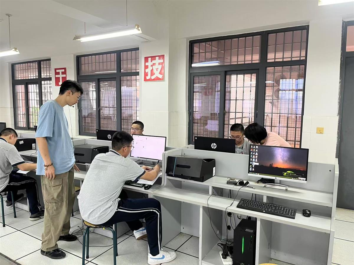 技能节指导老师照片1.jpg